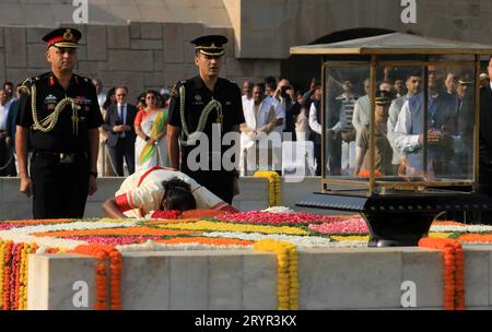 Nuova Delhi, India. 2 ottobre 2023. Presidente dell'India, Droupadi Murmu rende il suo rispetto al Mahatma Gandhi in occasione del suo 154° anniversario di nascita al suo memoriale Rajghat. Gandhi Jayanti viene celebrato ogni anno il 2 ottobre. Mahatma Gandhi, noto anche come il padre della Nazione, Bapu o Mahatma, svolge un ruolo chiave nel movimento per la libertà dell'India e dimostra il potere della non violenza. Ha ispirato leader in tutto il mondo con i suoi valori e principi. Credito: SOPA Images Limited/Alamy Live News Foto Stock