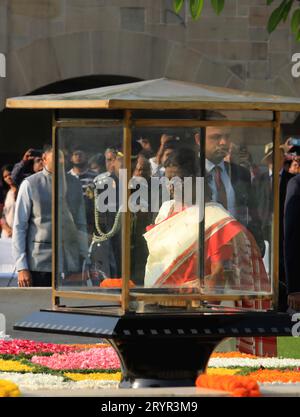 Nuova Delhi, India. 2 ottobre 2023. Droupadi Murmu, presidente dell'India, arriva per rendere omaggio al Mahatma Gandhi in occasione del suo 154° anniversario di nascita al suo memoriale Rajghat. Gandhi Jayanti viene celebrato ogni anno il 2 ottobre. Mahatma Gandhi, noto anche come il padre della Nazione, Bapu o Mahatma, svolge un ruolo chiave nel movimento per la libertà dell'India e dimostra il potere della non violenza. Ha ispirato leader in tutto il mondo con i suoi valori e principi. Credito: SOPA Images Limited/Alamy Live News Foto Stock