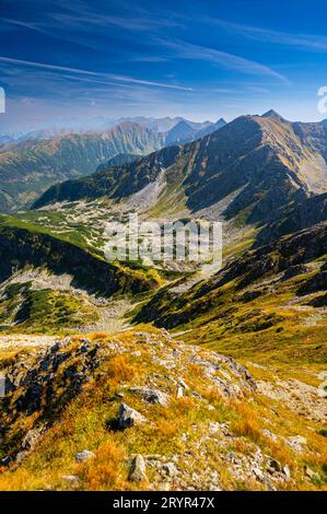 Panorama dei monti Tatra nei colori autunnali. Vista dal monte Salatin. Foto Stock