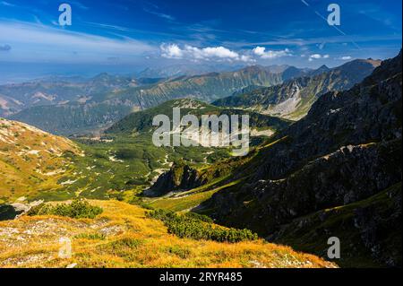 Panorama dei monti Tatra nei colori autunnali. Vista dal monte Salatin. Foto Stock