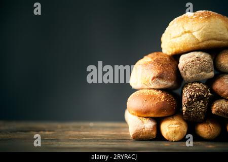 Diversi tipi di pane si avvicinano allo spazio di copia. Foto Stock