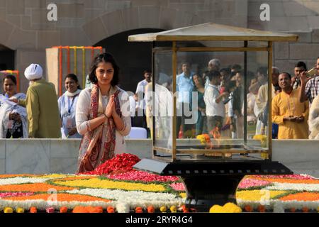 Nuova Delhi, India. 2 ottobre 2023. Una donna paga i suoi omaggi al Mahatma Gandhi in occasione del suo 154° anniversario di nascita al suo memoriale Rajghat. Gandhi Jayanti viene celebrato ogni anno il 2 ottobre. Mahatma Gandhi, noto anche come il padre della Nazione, Bapu o Mahatma, svolge un ruolo chiave nel movimento per la libertà dell'India e dimostra il potere della non violenza. Ha ispirato leader in tutto il mondo con i suoi valori e principi. (Foto di Naveen Sharma/SOPA Images/Sipa USA) credito: SIPA USA/Alamy Live News Foto Stock