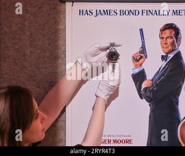 Londra, Regno Unito. 2 ottobre 2023. Questa vendita di 180 lotti della sua collezione personale è offerta direttamente dalla famiglia di Sir Roger Moore, e includerà importanti cimeli di Bond, oggetti da collezione ed effemera personale. A Omega Special Edition 50 Years of 007 Seamaster, che ha una stima di £ 20.000 - 30.000.Paul Quezada-Neiman/Alamy Live News Credit: Paul Quezada-Neiman/Alamy Live News Foto Stock