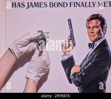 Londra, Regno Unito. 2 ottobre 2023. Questa vendita di 180 lotti della sua collezione personale è offerta direttamente dalla famiglia di Sir Roger Moore, e includerà importanti cimeli di Bond, oggetti da collezione ed effemera personale. A Omega Special Edition 50 Years of 007 Seamaster, che ha una stima di £ 20.000 - 30.000.Paul Quezada-Neiman/Alamy Live News Credit: Paul Quezada-Neiman/Alamy Live News Foto Stock