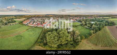 Panorama con droni della piccola città di Dieburg vicino a Darmstadt nell'Assia meridionale durante il giorno d'estate Foto Stock