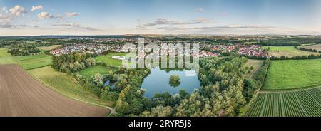 Panorama con droni della piccola città di Dieburg vicino a Darmstadt nell'Assia meridionale durante il giorno d'estate Foto Stock