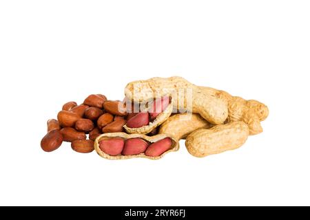 pile di arachidi non sbucciate isolate su sfondo bianco, vista dall'alto. Concetto piatto di cibo sano. Foto Stock