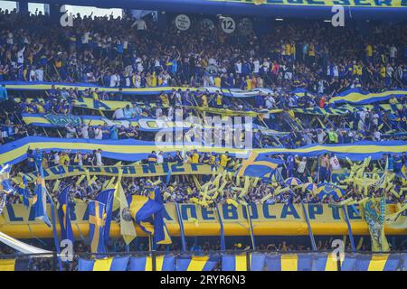 Buenos Aires, Argentina. 1 ottobre 2023. I tifosi del CA Boca Juniors durante la partita di Liga Argentina tra CA Boca Juniors e River Plate hanno giocato al la Bombonera Stadium il 1 ottobre 2023 a Buenos Aires, in Spagna. (Foto di Santiago Joel Abdala/PRESSINPHOTO) crediti: PRESSINPHOTO SPORTS AGENCY/Alamy Live News Foto Stock