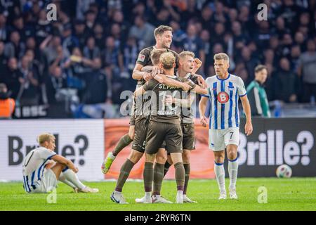 Andreas Albers (FC St Pauli, n. 19), Hauke Wahl (FC St Pauli, n. 5), Carlo Boukhalfa (FC St Pauli, n. 16) feiern nach dem Sieg waehrend Marc Oliver Kempf (Hertha BSC, n. 20) und Florian Niederlechner (Hertha BSC, n. 7) frustriert sind 2. Fussball Bundesliga, Hertha BSC vs FC St. PAULI, OLYMPIASTADION, BERLINO, 30.09.2023 LE NORMATIVE DFL VIETANO QUALSIASI USO DI FOTOGRAFIE COME SEQUENZE DI IMMAGINI E/O QUASI-VIDEO. Foto Stock