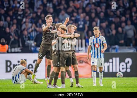 Andreas Albers (FC St Pauli, n. 19), Hauke Wahl (FC St Pauli, n. 5), Carlo Boukhalfa (FC St Pauli, n. 16) feiern nach dem Sieg waehrend Marc Oliver Kempf (Hertha BSC, n. 20) und Florian Niederlechner (Hertha BSC, n. 7) frustriert sind 2. Fussball Bundesliga, Hertha BSC vs FC St. PAULI, OLYMPIASTADION, BERLINO, 30.09.2023 LE NORMATIVE DFL VIETANO QUALSIASI USO DI FOTOGRAFIE COME SEQUENZE DI IMMAGINI E/O QUASI-VIDEO. Foto Stock