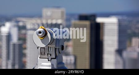 Telescopio a gettoni sulla torre principale verso il distretto finanziario, Francoforte sul meno, Germania Foto Stock