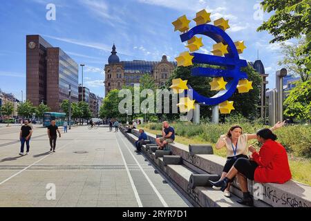 Euro sculpture, opera di Ottmar Hoerl, Willy-Brandt-Platz, Francoforte, Assia, Germania, Europa Foto Stock