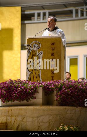 P Marinko Šakota interviene durante il Mladifest 2022, il festival giovanile, a Medjugorje. Foto Stock