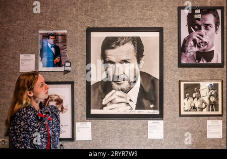 Londra, Regno Unito. 2 ottobre 2023. Questa vendita di 180 lotti della sua collezione personale è offerta direttamente dalla famiglia di Sir Roger Moore, e includerà importanti cimeli di Bond, oggetti da collezione ed effemera personale. Crediti: Paul Quezada-Neiman/Alamy Live News Foto Stock