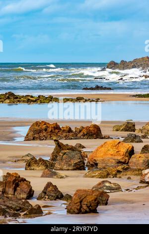 Spiaggia deserta e rocciosa chiamata Prainha a Serra grande, Bahia Foto Stock