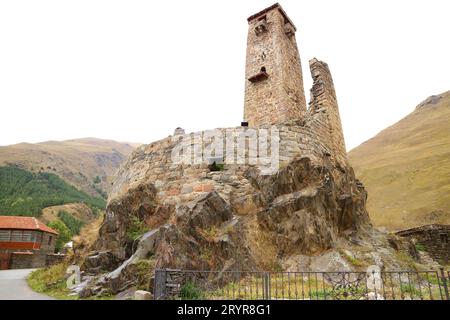 Incredibile torre medievale di Svan ai margini del villaggio di Sno nel comune di Kazbegi, Georgia Foto Stock