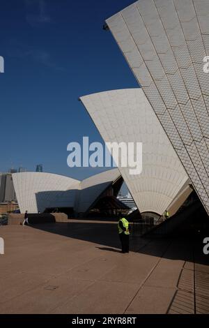 Vista panoramica delle vele della Sydney Opera House, del Teatro dell'Opera, della sala concerti e del ristorante Bennelong - guardie di sicurezza e recinzioni sul podio superiore Foto Stock