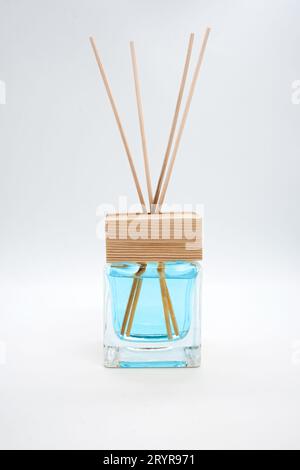 Una bottiglia di olio profumato lavanda con bastoncini Reed, isolato su bianco Foto Stock