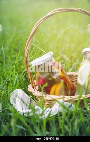 Selezione di estate limonate. Cestello sul prato con bevande rinfrescanti Foto Stock