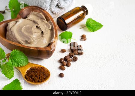 Maschera cosmetica viso e corpo fatto argilla, foglie di menta chicchi di caffè Foto Stock