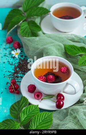 Tè con bacche estive, concentrazione selettiva Foto Stock