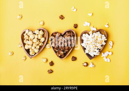 Set di popcorn dolci e salati in ciotole di legno Foto Stock