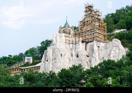 Restauro della chiesa cristiana sulla montagna di pietra nella foresta Foto Stock