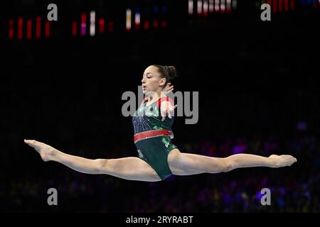 Anversa, Belgio. 2 ottobre 2023. Kaylia Nemour è stata fotografata in azione a terra durante le qualifiche femminili ai Campionati mondiali di ginnastica artistica, ad Anversa, lunedì 02 ottobre 2023. I Mondi si svolgono ad Anversa dal 30 settembre all'8 ottobre. BELGA PHOTO DIRK WAEM Credit: Belga News Agency/Alamy Live News Foto Stock