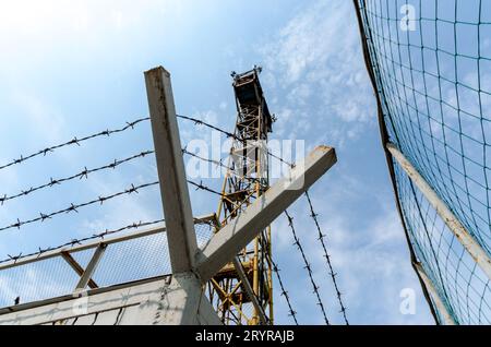 Recinzione filo spinato e torre di guardia al confine con l'Ucraina Foto Stock