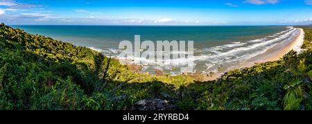 Immagine panoramica delle spiagge di PE de Serra e Sargi circondate da alberi di cocco Foto Stock