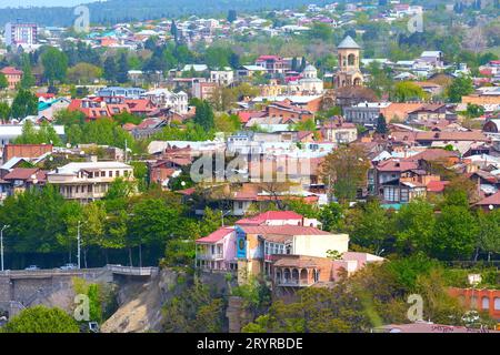 Vista aerea dello skyline di Tbilisi, Georgia, con vecchie case tradizionali e moderne Foto Stock