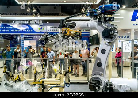 Esposizione di robot industriali di fabbricazione cinese in Smart expo. La Cina ha ampiamente applicato robot nell'industria manifatturiera Foto Stock