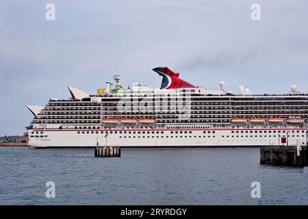 Una grande nave da crociera, il Carnival Spirit blocca la vista della Sydney Opera House, ad eccezione di due delle conchiglie dell'Opera House come se spuntassero dalla nave Foto Stock