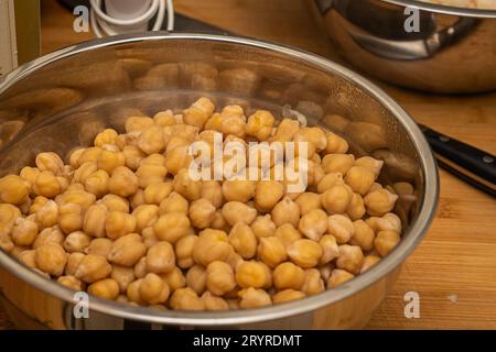 Fagioli di Ceci essiccati mentre prepari la pasta tradizionale e la zuppa di fagioli in una cucina casalinga Foto Stock