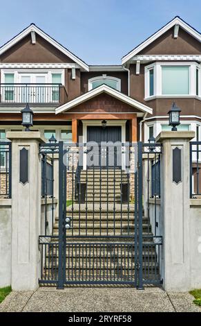 Case residenziali di lusso con cancello di metallo sul fronte Foto Stock
