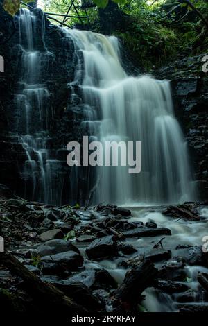 Una vista panoramica di una cascata che scende lungo le rocce Foto Stock