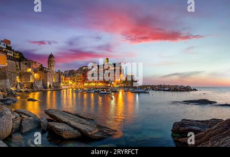 Vista del villaggio di Vernazza popolare destinazione turistica nel Parco Nazionale delle cinque Terre, sito patrimonio dell'umanità dell'UNESCO, Liguria, Italia Foto Stock