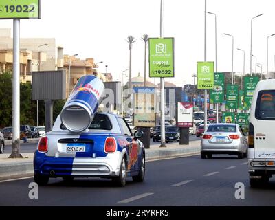Cairo, Egitto, 20 settembre 2023: Una piccola MINI Cooper con una grande bomboletta Red Bull sul retro, i MINI Red Bull sono stati utilizzati in tutto il mondo come promozione Foto Stock