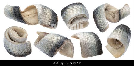 Rotoli di aringhe salate isolate su sfondo bianco con percorso di taglio, profondità di campo completa Foto Stock