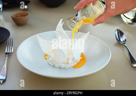 Versare succo di frutta fresco sulla Bennelong Pavlova dallo chef Peter Gilmore - ottima cena al Bennelong Restaurant, Sydney Opera House Foto Stock