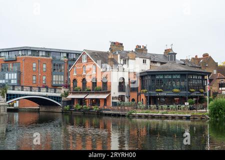 Eton, Windsor, Berkshire, Regno Unito. 2 ottobre 2023. Cote Brasserie vicino al fiume Tamigi a Eton. Oggi è stata una giornata mite a Eton, Windsor, Berkshire, con temperature a 21 gradi. Questo pomeriggio sono previste docce con pioggia e tuoni. Credito: Maureen McLean/Alamy Live News Foto Stock