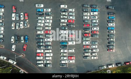 Vista dall'alto con droni di molte auto parcheggiate nel parcheggio Foto Stock