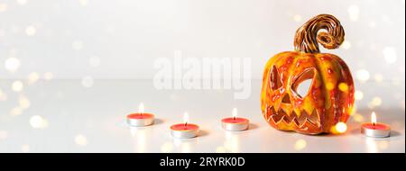 Jack lanterna di zucca e candele brucianti. Banner di Halloween Foto Stock