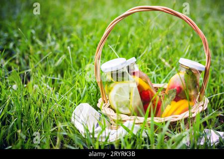 Selezione di estate limonate. Cestello sul prato con bevande rinfrescanti Foto Stock