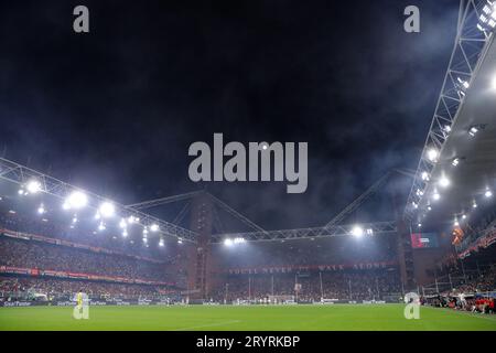 Genova, Italia, 28 settembre 2023. Una visione generale dello stadio come fumosità a seguito dell'accensione dei razzi da parte dei tifosi genovesi durante la partita di serie A A Luigi Ferraris, Genova. Il credito fotografico dovrebbe leggere: Jonathan Moscrop / Sportimage Foto Stock