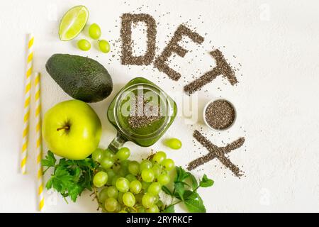 Parola detox è costituito da semi di Chia. Green frullati e ingredienti. Concetto di dieta, la pulizia del corpo, mangiare sano Foto Stock