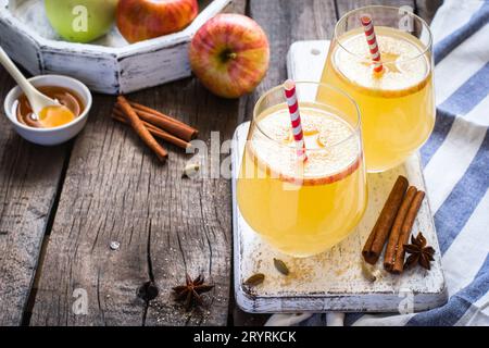 Cocktail autunnale di sidro di mele con spezie e fette di mela. Messa a fuoco selettiva Foto Stock