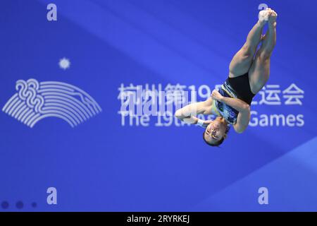 Hangzhou, provincia cinese di Zhejiang. 2 ottobre 2023. Sabri Nur Dhabitah of Malaysia compete durante la finale femminile 1m Springboard of Diving ai diciannovesimi Giochi asiatici di Hangzhou, nella provincia dello Zhejiang, nella Cina orientale, il 2 ottobre 2023. Crediti: Huang Zongzhi/Xinhua/Alamy Live News Foto Stock