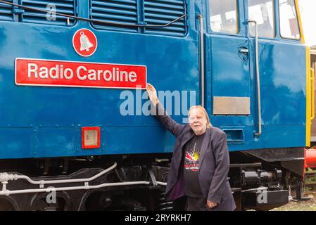 Rick Wakeman al Mangapps Railway Museum vicino a Burnham in Crouch, Essex, Regno Unito, dopo aver svelato il nome radio Caroline su diesel d'epoca Foto Stock