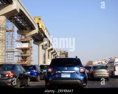 Cairo, Egitto, settembre 29 2023: Installazione della monorotaia egiziana sul suo binario da una gru, la monorotaia del Cairo è un transito rapido monorotaia a due linee Foto Stock